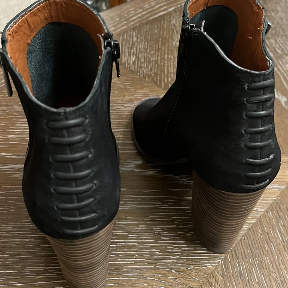 Lucky brand Lamija black leather peep toe heeled ankle booties Size 9.5